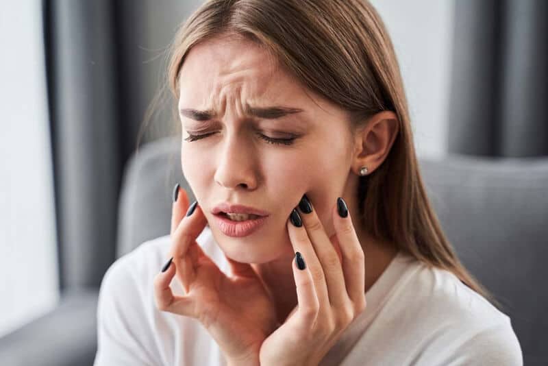 Emergency dentist treating severe toothache in Gallatin TN for urgent relief